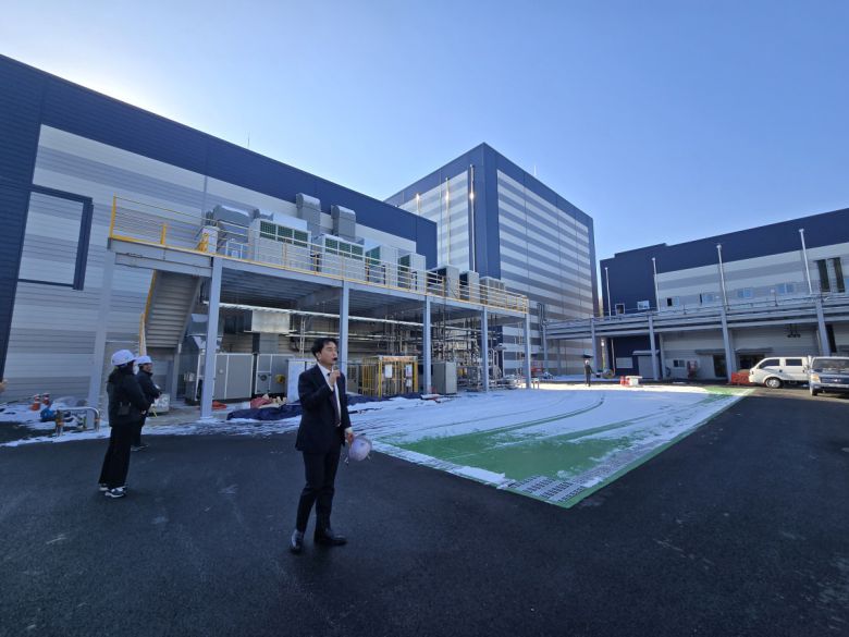 4일 한울소재과학·JKM 세종캠퍼스에서 김경준 JK벤처스 이사회 의장이 공장을 소개하고 있다.