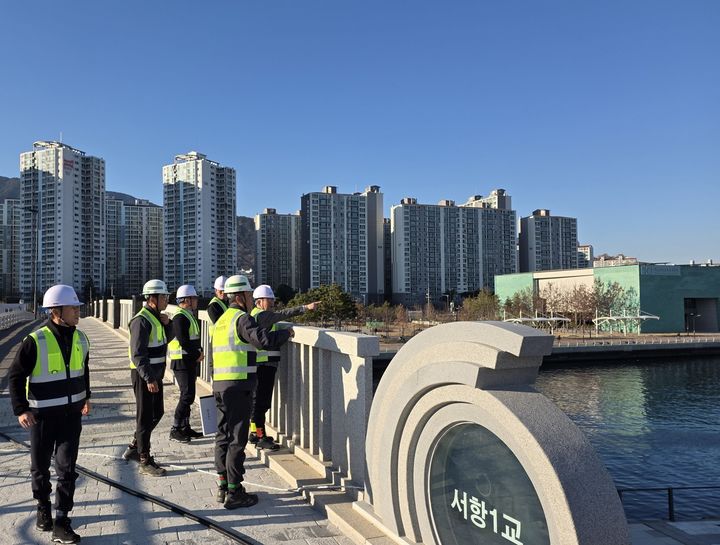 (오른쪽 첫번째)정경구 HDC현대산업개발 대표가 겨울철 안전 관리를 강화하는 차원으로 4일 마산해양신도시 공사 현장에서 경영진 안전 점검을 진행했다.