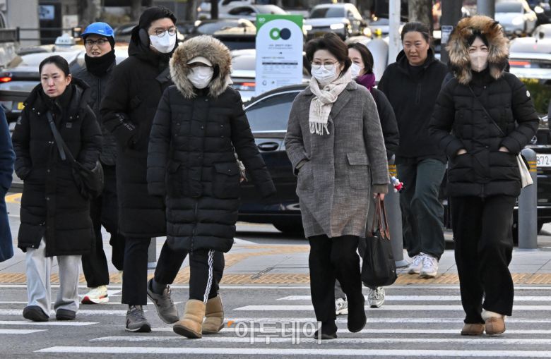 서울을 비롯한 중부와 일부 경북 지역에 한파주의보가 내려진 가운데 3일 서울 종로구 광화문역 일대에서 두꺼운 외투를 입은 시민들이 출근길 발걸음을 재촉하고 있다. 기상청에 따르면 이날 낮 최고기온은 영하 5도~7도로 평년보다 낮겠고, 한파는 내일 아침까지 이어질 전망이다. 조현호 기자 hyunho@