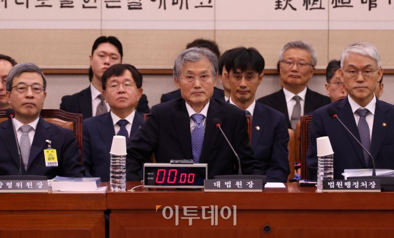 조희대 대법원장이 13일 서울 여의도 국회에서 열린 법제사법위원회 국정감사에 참석하고 있다. 추미애 법사위원장은 조 대법원장을 관례대로 인사말 후 이석시키지 않고 참고인 신분으로 질의응답을 진행했다. 고이란 기자 photoeran@