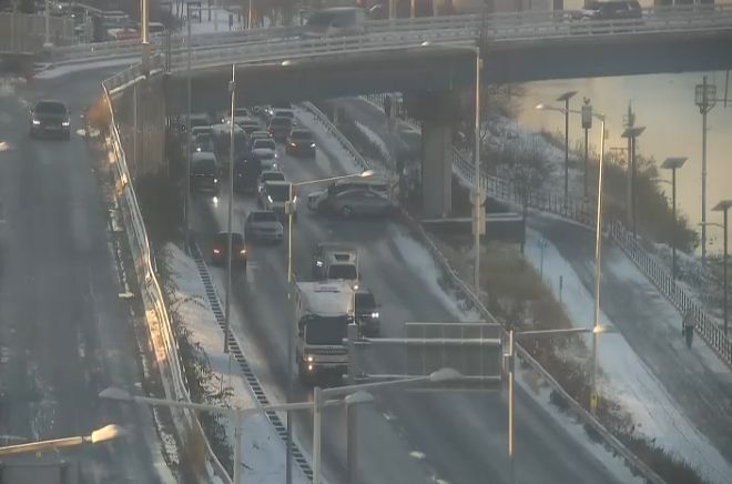 동부간선도로 의정부방향 군자교 구간 연이은 추돌사고…부분 통제