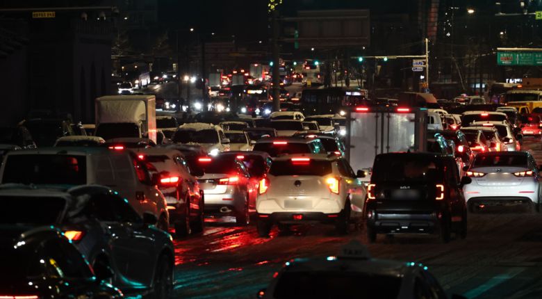 올겨울 많은 양의 첫눈이 내린 4일 서울 종로구 경복궁역 인근에서 차량이 빙판길에 정체를 빚고 있다.
