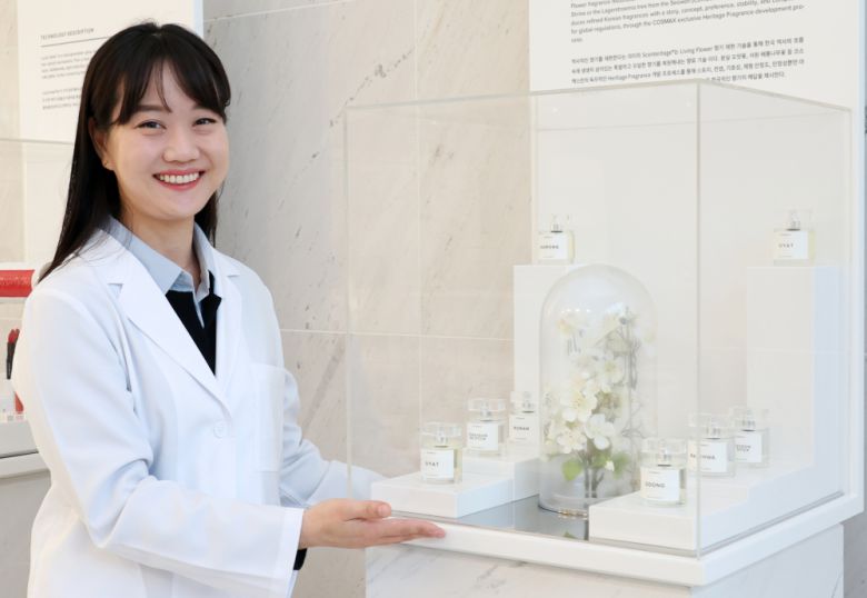 전연진 코스맥스 향료 Lab 책임연구원이 3일 경기 판교 코스맥스R&I센터에서 이투데이와 인터뷰에 앞서 포즈를 취하고 있다. 고이란 기자 photoeran@