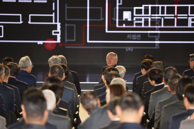 정의선 현대차그룹 회장이 5일 경기 용인 기아 비전스퀘어에서 열린 기아 80주년 기념식에 참석해 주위를 둘러보고 있다.