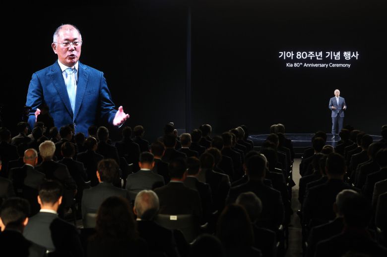 정의선 현대차그룹 회장이 5일 경기 용인시 기아 비전스퀘어에서 열린 기아 80주년 기념식에서 발언하고 있다.