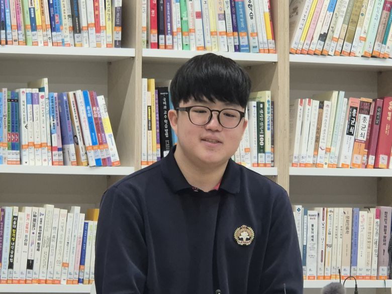 수능 만점을 받은 서울 광진구 광남고등학교 왕정건 군이 5일 언론과 인터뷰를 하고 있다.