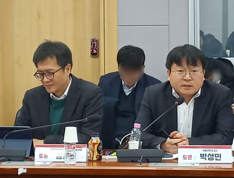 5일 서울 영등포구 국회에서 안상훈 국민의힘 의원 주최로 열린 ‘건강보험 재정 효율화와 제약산업 육성을 위한 약가정책 개혁’ 토론에서 김형민 국민건강보험공단 약제관리실 부장(왼쪽)과 박성민 서울대 보건대학원 교수가 토론 중이다.