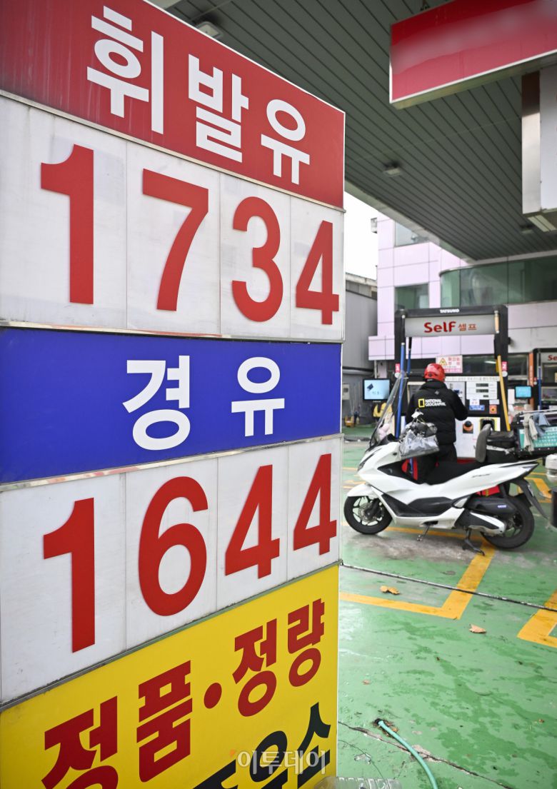 국내 주유소 휘발유와 경유의 주간 평균 가격이 5주 연속 동반 상승했다. 한국석유공사 유가정보시스템 오피넷에 따르면 11월 넷째 주 전국 주유소 휘발유 평균 판매가는 지난주보다 리터당 15.3원 오른 1745.0원, 경유 평균 판매 가격은 전주 대비 23.9원 오른 1660.4원을 기록했다. 30일 서울 시내의 한 주유소에 유가정보가 게시돼 있다. 조현호 기자 hyunho@