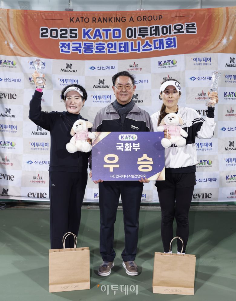 7일 인천 부평구 열우물 테니스장에서 열린 2025 KATO 이투데이 오픈 전국동호인 테니스 대회 시상식에서 국화부 우승팀 박만재(왼쪽), 김정순 선수와 시상자인 이종재 이투데이그룹 부회장이 기념촬영을 하고 있다. 조현호 기자 hyunho@