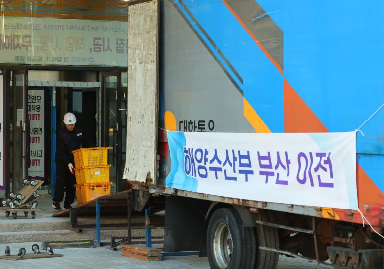 9일 오전 부산 동구 해양수산부 부산청사에 이삿짐이 도착하고 있다.