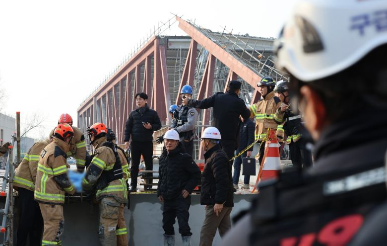 11일 광주 서구 광주대표도서관 공사현장에서 철골 구조물이 붕괴돼 구조대가 매몰 작업자 구조 활동을 하고 있다.
