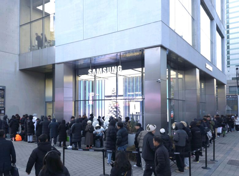 12일 삼성 강남 외부에서 '갤럭시 Z 트라이폴드'를 구매하기 위해 대기하고 있는 고객들.