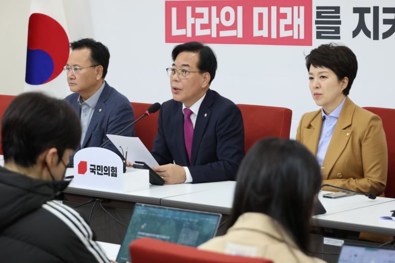 송언석 국민의힘 원내대표가 14일 서울 여의도 국회에서 통일교 금품수수 연루 의혹 특검 제안과 관련해 기자간담회를 하고 있다.