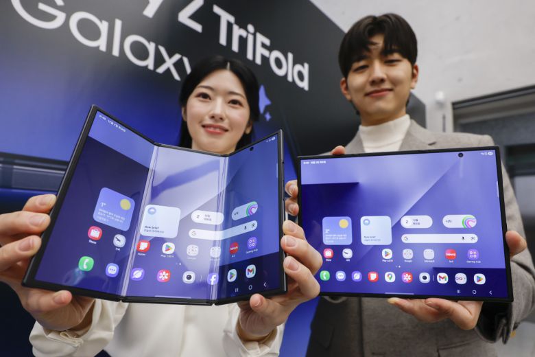 삼성전자가 자사 최초의 2번 접는 스마트폰인 갤럭시 Z 트라이폴드를 공개한 2일 서울 서초구 삼성 강남에서 모델들이 갤럭시 Z 트라이폴드를 선보이고 있다. 조현호 기자 hyunho@