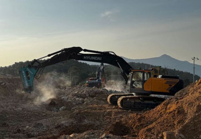 포스코이앤씨가 여수 화태백야 도로건설 현장에서 원격제어 굴착기를 실증하고 있다.(사진제공=포스코이앤씨)