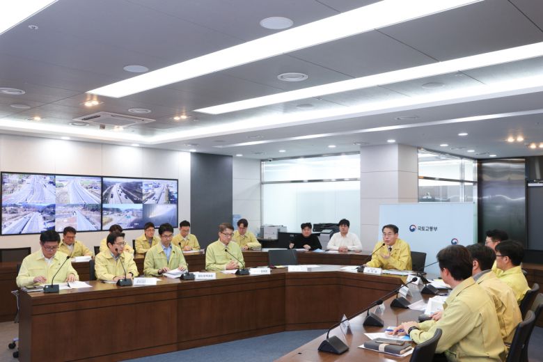 강희업 국토교통부 2차관이 22일 전국철도노동조합이 23일 오전 9시부터 총파업에 돌입할 것을 공식 선언함에 따라 철도파업 대비 비상수송대책 점검회의(영상)를 주재하고 있다.