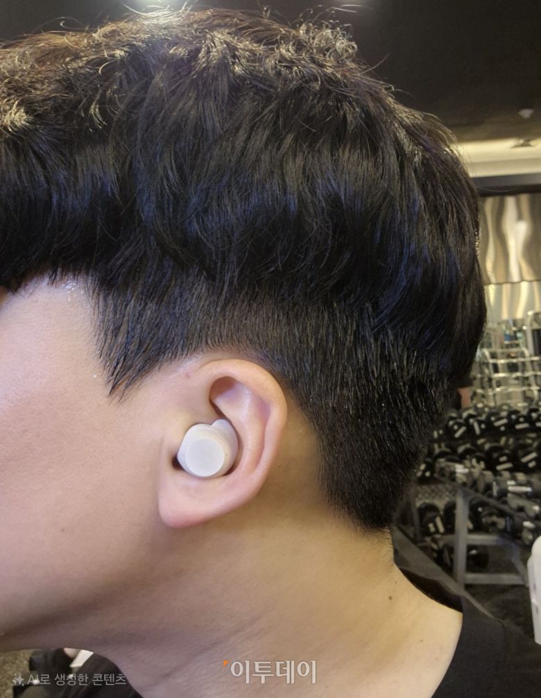 'LG 엑스붐 버즈 플러스' 착용 모습