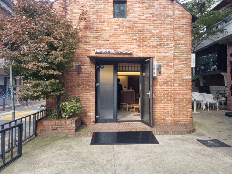 무신사 지원으로 성수동 팝업매장 더커피에 설치된 경사로. 출처: 필자 제공