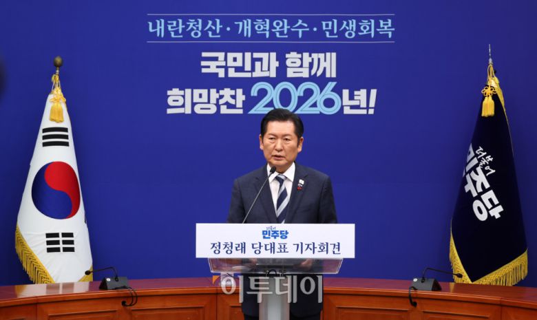 정청래 더불어민주당 대표가 26일 서울 여의도 국회에서 취임 후 첫 기자회견을 하고 있다. 고이란 기자 photoeran@