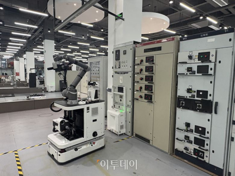 지난해 12월 12일 방문한 중국 선전의 YOUIBOT AI 연구소에서 로봇이 에너지 발전소에서 감시를 하기 위한 자체 연구를 하고 있다.