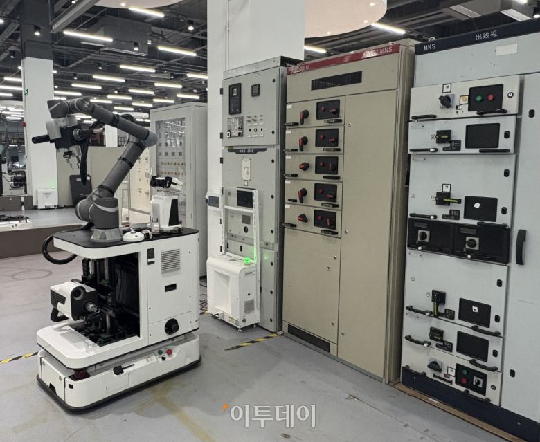 지난해 12월 12일 방문한 중국 선전의 유아이봇(YOUIBOT) AI 연구센터에서 로봇이 에너지 발전소에서 감시를 하기 위한 자체 연구를 하고 있다.