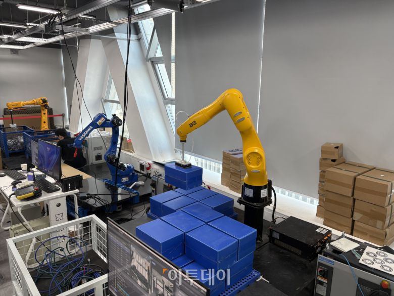 지난해 12월 12일 방문한 중국 선전의 DEXFORCE 본사 14층에서 로봇이 피킹업무를 하고 있다.