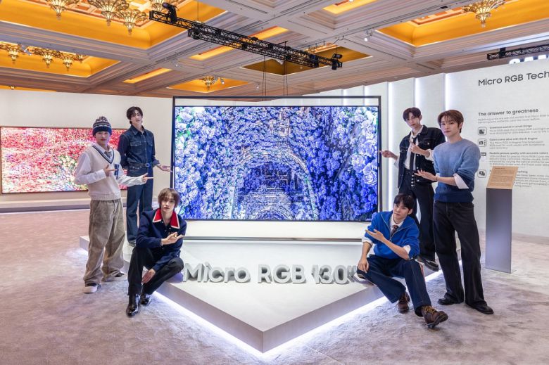 K팝 아티스트 라이즈(RIIZE)가 삼성전자 '더 퍼스트룩' 단독 전시관에서 세계 최초 '130형 마이크로 RGB TV'를 소개하고 있다.