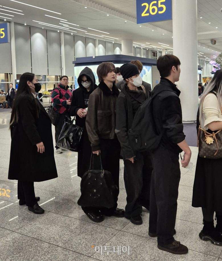 아이돌 라이즈가 3일 인천국제공항에서 라스베이거스 행 출국길에 오르고 있다.