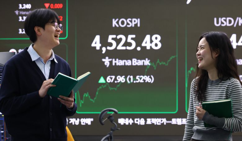 코스피가 전 거래일(4457.52) 보다 67.96포인트(1.52%) 오른 4525.48에 마감하며 사상 최고치를 경신한 6일 오후 서울 중구 하나은행 딜링룸 전광판에 지수가 표시돼 있다.