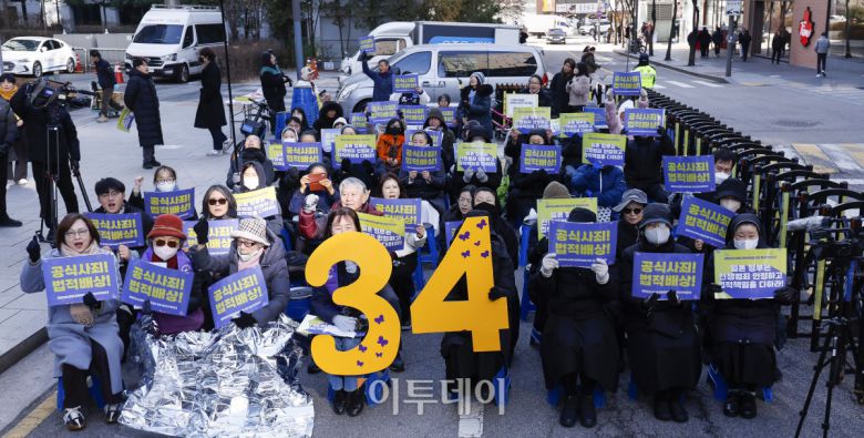 정의기억연대 활동가들과 참가자들이 7일 서울 종로구 구 주한일본대사관 앞에서 열린 1734차 일본군성노예제 문제해결을 위한 정기 수요시위에서 구호를 외치고 있다. 한편 서울시는 이날 오후 9시부터 서울 동북권과 서북권에 한파주의보를 발효한다. 이번 한파주의보는 서울 동북권(도봉구·노원구·강북구·성북구·동대문구·중랑구·성동구·광진구)과 서북권(은평구·종로구·마포구·서대문구·중구·용산구) 14개 자치구에 발효된다. 한파주의보 발효에 따라 서울시와 14개 자치구는 한파 종합지원상황실을 가동하고 24시간 비상근무에 돌입한다. 조현호 기자 hyunho@
