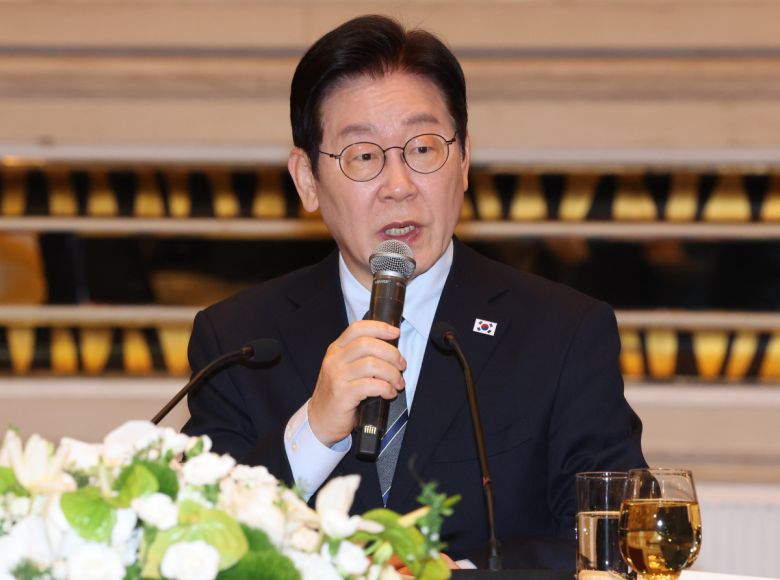 중국을 국빈방문 중인 이재명 대통령이 7일 상하이의 한 호텔에서 열린 순방 기자단 오찬 간담회에서 취재진 질문에 답하고 있다. (연합뉴스)