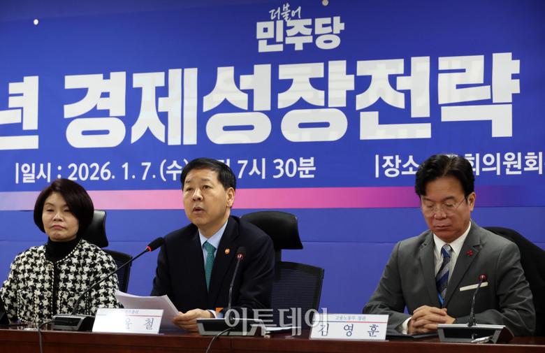 구윤철 경제부총리 겸 재정경제부 장관이 7일 서울 여의도 국회 의원회관에서 열린 2026년 경제성장전략 당정협의에서 발언을 하고 있다. 고이란 기자 photoeran@