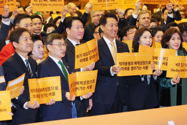 오세훈 서울시장과 최태원 대한상공회의소 회장 등이 7일 서울 중구 대한상의에서 열린 ‘2026 서울시 신년인사회’에서 새해 희망을 담은 단체 퍼포먼스를 하고 있다. 신태현 기자 holjjak@