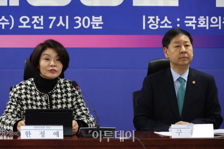 한정애 더불어민주당 정책위의장이 7일 서울 여의도 국회 의원회관에서 열린 2026년 경제성장전략 당정협의에서 발언을 하고 있다. 오른쪽은 구윤철 경제부총리 겸 재정경제부 장관. 고이란 기자 photoeran@