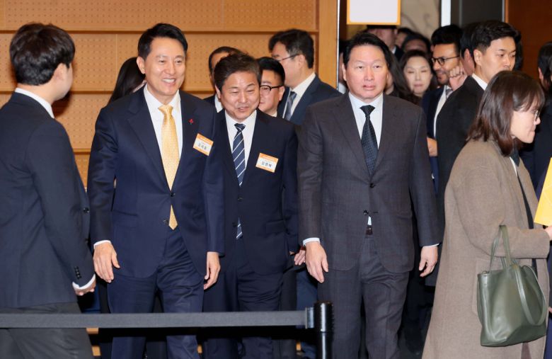 오세훈(왼쪽) 서울시장과 최태원 대한상공회의소 회장이 7일 서울 중구 대한상의에서 열린 ‘2026 서울시 신년인사회’에 참석하고 있다. 신태현 기자 holjjak@