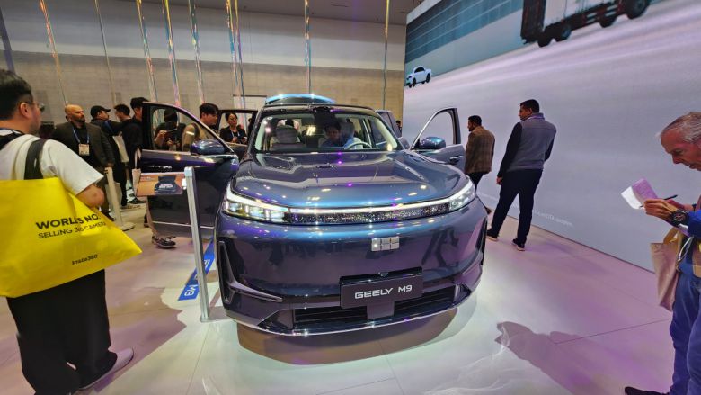 CES 2026가 열리고 있는 미국 라스베가스 컨벤션센터(LVCC)에 지리자동차그룹 부스가 붐비고 있다.