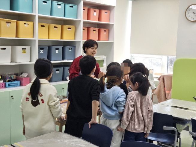 서울 서초구 우면열린문화센터 내 초등키움센터에서 쿠킹 프로그램을 진행하는 모습.