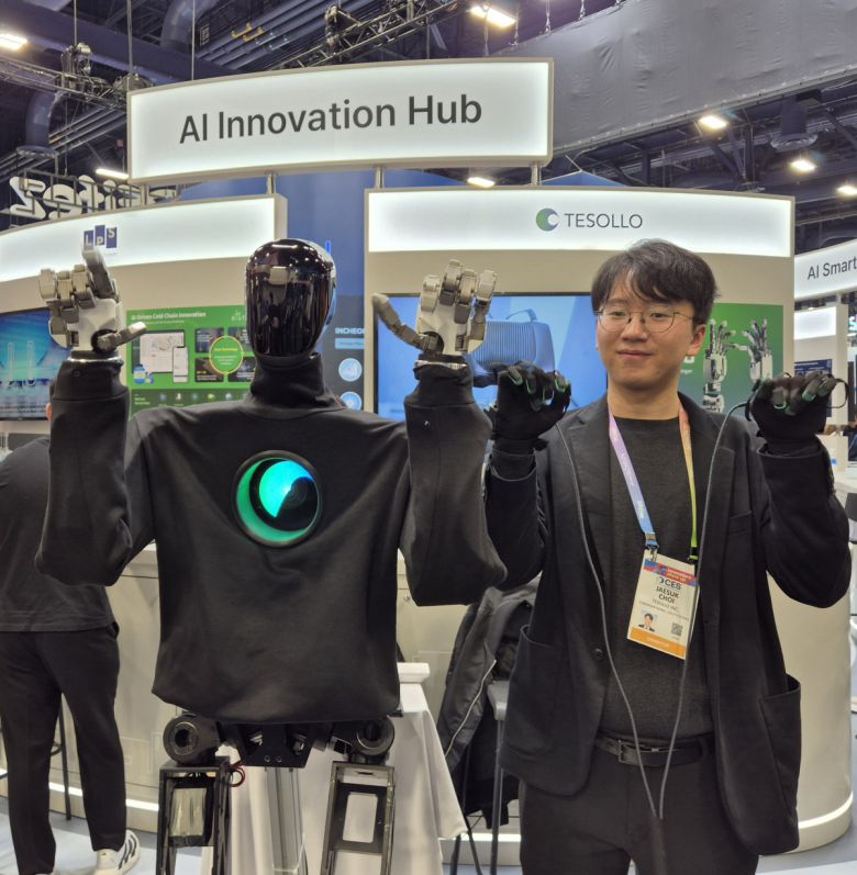 테솔로 관계자가 로봇 손 시연을 하고 있다.