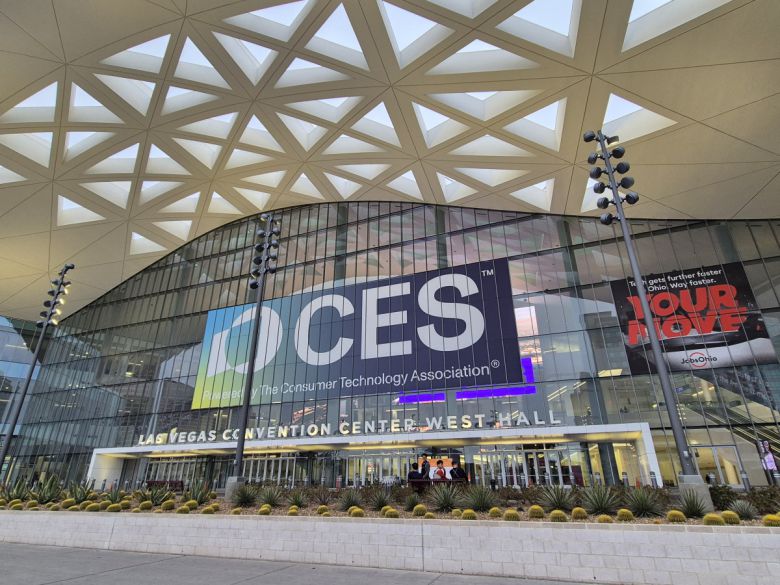 미국 라스베이거스컨벤션센터(LVCC) 웨스트홀 외벽에 CES 옥외광고가 설치돼 있다.