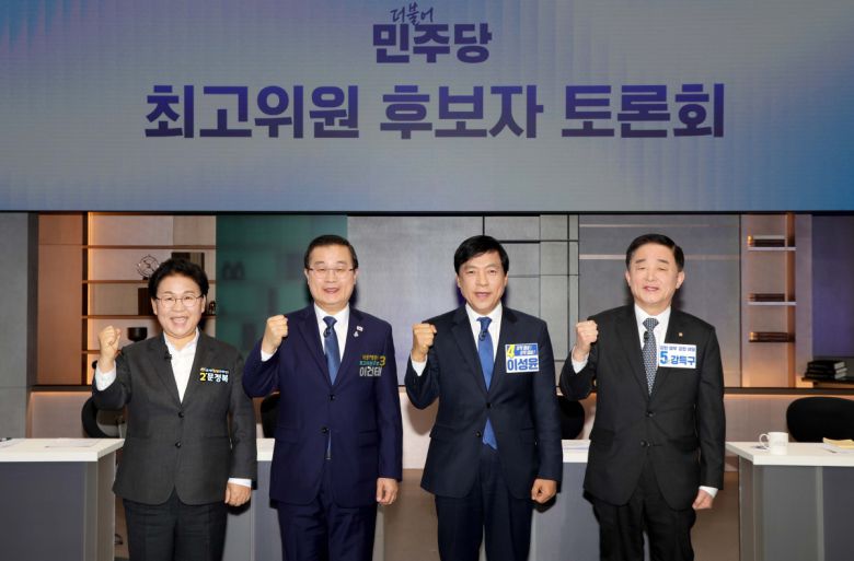 더불어민주당 최고위원 보궐선거에 출마한 문정복(왼쪽부터), 이건태, 이성윤, 강득구 후보가 7일 서울 마포구 JTBC에서 열린 최고위원 보궐선거 제3차 합동토론회에 앞서 기념촬영을 하고 있다. 국회사진기자단