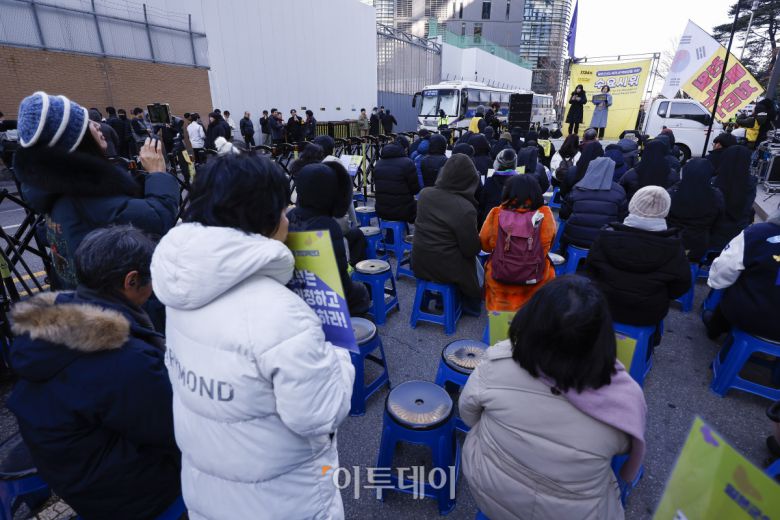 이나영 정의기억연대 이사장이 7일 서울 종로구 구 주한일본대사관 앞에서 열린 1734차 일본군성노예제 문제해결을 위한 정기 수요시위에서 성명서 낭독을 하고 있다. 한편 서울시는 이날 오후 9시부터 서울 동북권과 서북권에 한파주의보를 발효한다. 이번 한파주의보는 서울 동북권(도봉구·노원구·강북구·성북구·동대문구·중랑구·성동구·광진구)과 서북권(은평구·종로구·마포구·서대문구·중구·용산구) 14개 자치구에 발효된다. 한파주의보 발효에 따라 서울시와 14개 자치구는 한파 종합지원상황실을 가동하고 24시간 비상근무에 돌입한다. 조현호 기자 hyunho@