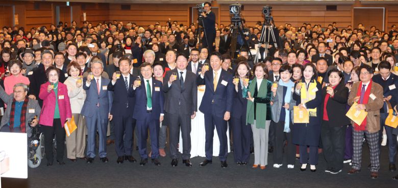 오세훈 서울시장과 최태원 대한상공회의소 회장 등이 7일 서울 중구 대한상의에서 열린 ‘2026 서울시 신년인사회’에서 건배하고 있다. 신태현 기자 holjjak@