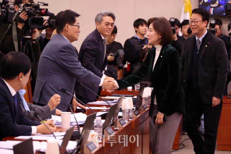 나경원 국민의힘 의원이 7일 서울 여의도 국회에서 열린 법제사법위원회 전체회의에서 민주당 의원들과 새해 인사를 하고 있다. 고이란 기자 photoeran@