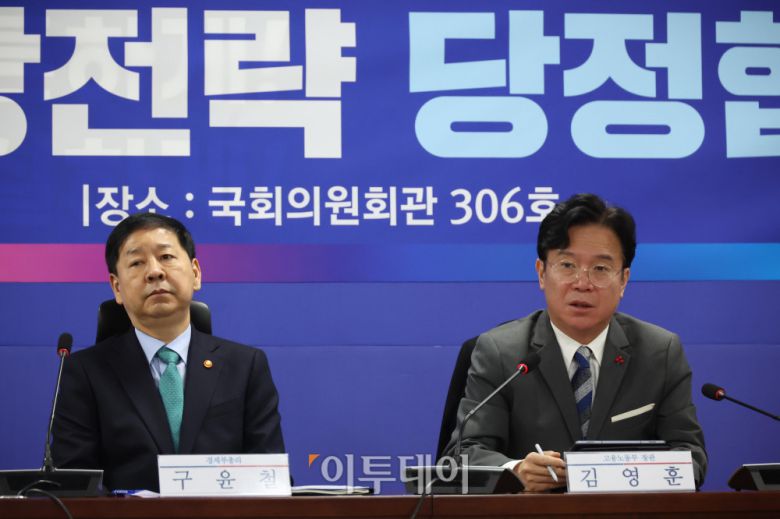 김영훈 고용노동부 장관이 7일 서울 여의도 국회 의원회관에서 열린 2026년 경제성장전략 당정협의에서 발언을 하고 있다. 왼쪽은 구윤철 경제부총리 겸 재정경제부 장관. 고이란 기자 photoeran@