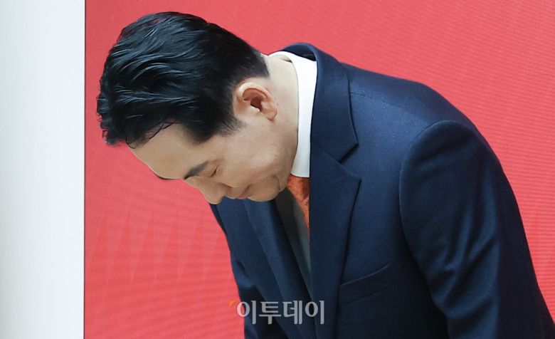 장동혁 국민의힘 대표가 7일 서울 여의도 중앙당사에서 열린 긴급기자회견에서 당 쇄신안을 발표하며 12.3 비상계엄에 대해 사과하고 있다. 조현호 기자 hyunho@