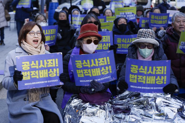 정의기억연대 활동가들과 참가자들이 7일 서울 종로구 구 주한일본대사관 앞에서 열린 1734차 일본군성노예제 문제해결을 위한 정기 수요시위에서 구호를 외치고 있다. 한편 서울시는 이날 오후 9시부터 서울 동북권과 서북권에 한파주의보를 발효한다. 이번 한파주의보는 서울 동북권(도봉구·노원구·강북구·성북구·동대문구·중랑구·성동구·광진구)과 서북권(은평구·종로구·마포구·서대문구·중구·용산구) 14개 자치구에 발효된다. 한파주의보 발효에 따라 서울시와 14개 자치구는 한파 종합지원상황실을 가동하고 24시간 비상근무에 돌입한다. 조현호 기자 hyunho@