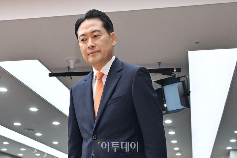 장동혁 국민의힘 대표가 7일 서울 여의도 중앙당사에서 열린 긴급기자회견에서 당 쇄신안 등을 발표하기 위해 단상에 오르고 있다. 조현호 기자 hyunho@