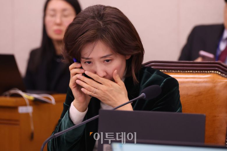 나경원 국민의힘 의원이 7일 서울 여의도 국회에서 열린 법제사법위원회 전체회의에서 통화를 하고 있다. 고이란 기자 photoeran@