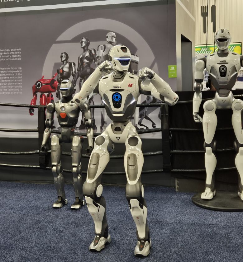 중국 엔진AI의 T800이 권투 자세를 취하고 있다.