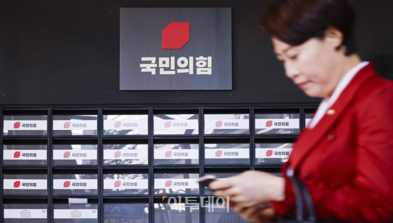 7일 서울 여의도 국민의힘 중앙당사에서 의원들이 발걸음을 옮기고 있다. 이날 장동혁 국민의힘 대표는 중앙당사에서 긴급기자회견을 열고 당 쇄신안 발표와 12.3 비상계엄에 대해 사과 했다. 조현호 기자 hyunho@